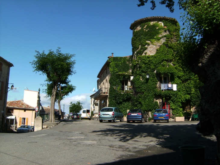 La tour du chateau (sur la place du village) - Neffiès