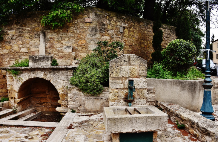 Fontaine - Nézignan-l'Évêque