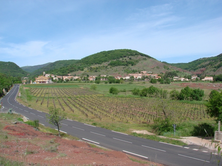 Le village en venant du lac de salagou - Octon