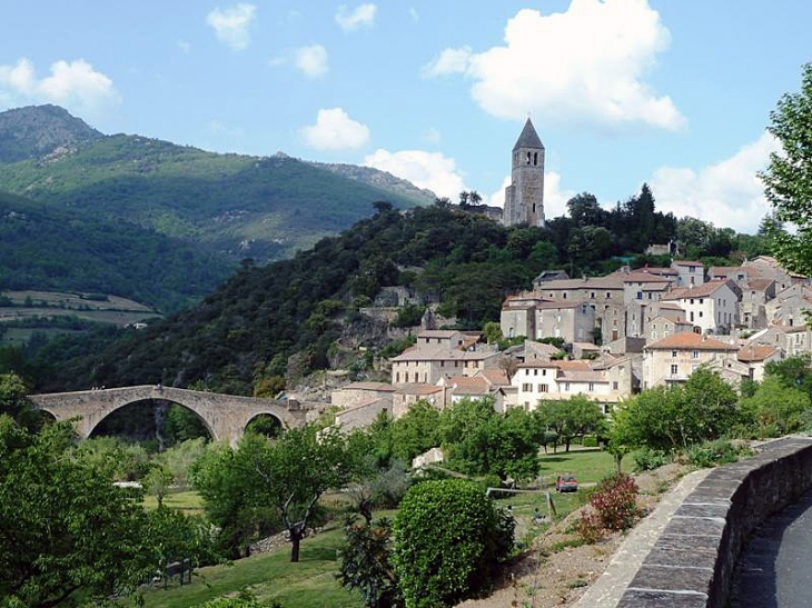 Vue sur le village et le pont du Diable - Olargues