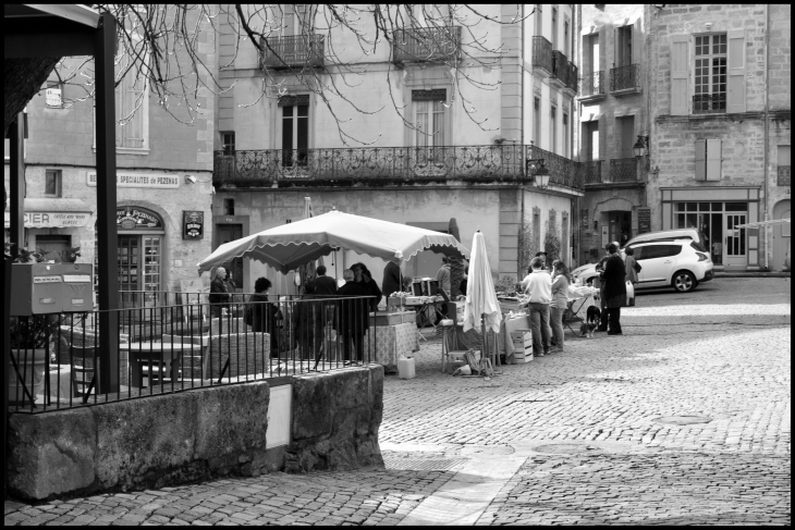 Le marché bio dans le Vieux Pezenas - Pézenas