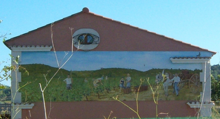 Joli trompe l'oeil sur cette maison - Plaissan