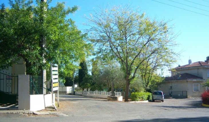 Carrefour du monument 14-18 - Plaissan