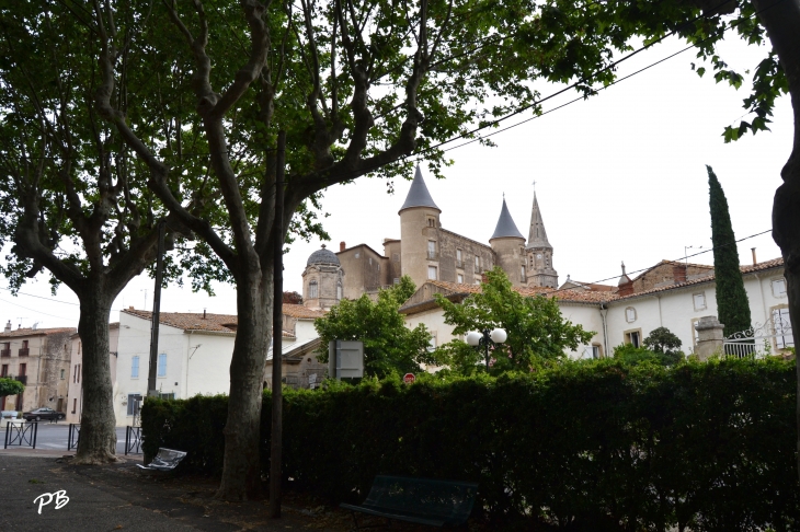 Château de Pouzolles 15 Em Siècle