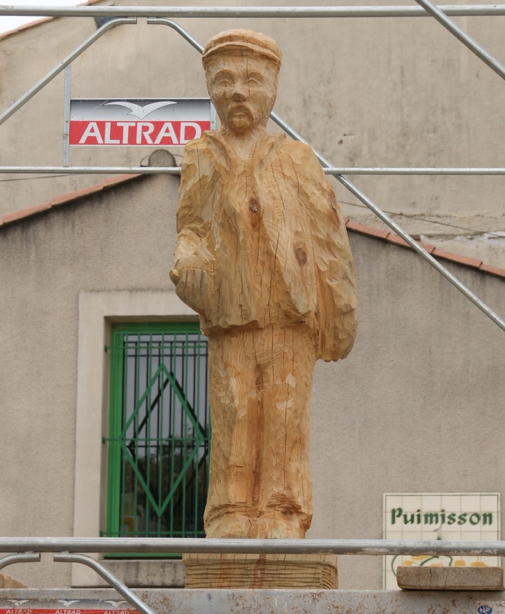 Sculpture en court de réalisation représentant un joueur de pétanque - Puimisson