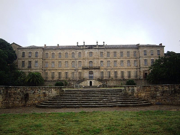 L'arrière du château-abbaye de Cassan - Roujan