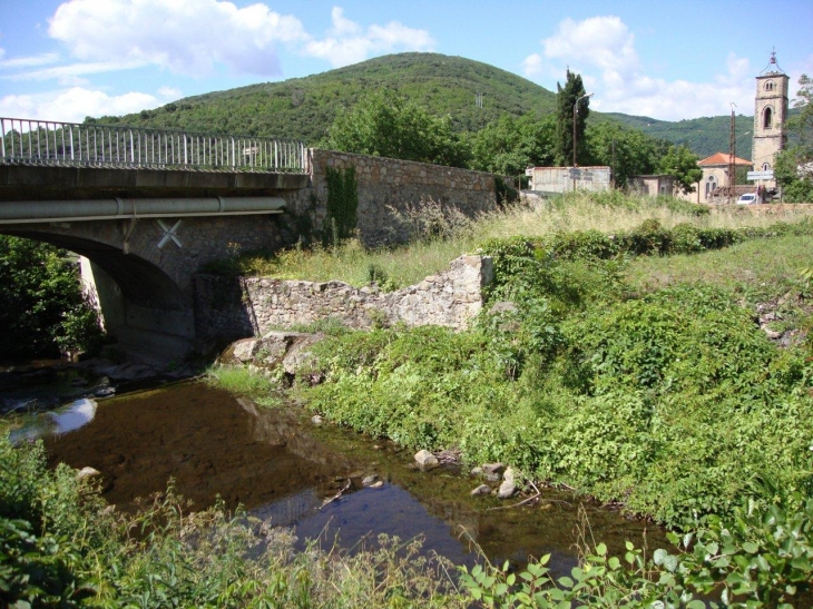 Saint-Étienne-Estréchoux (34260) vue du villlage,  le pont du Clédou