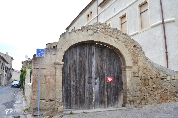 Ruines du Château Seigneurial 14 Em Siécle - Saint-Geniès-de-Fontedit