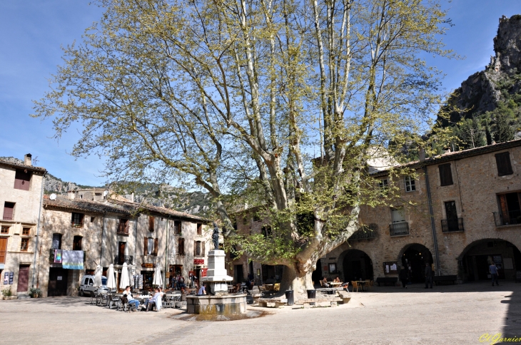 Place du village - Saint-Guilhem-le-Désert