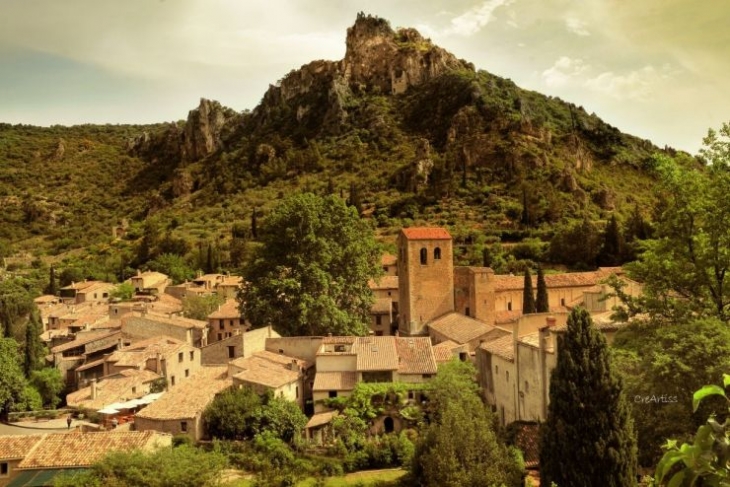 Saint guilhem dans la chaleur vibrante de l'été. - Saint-Guilhem-le-Désert