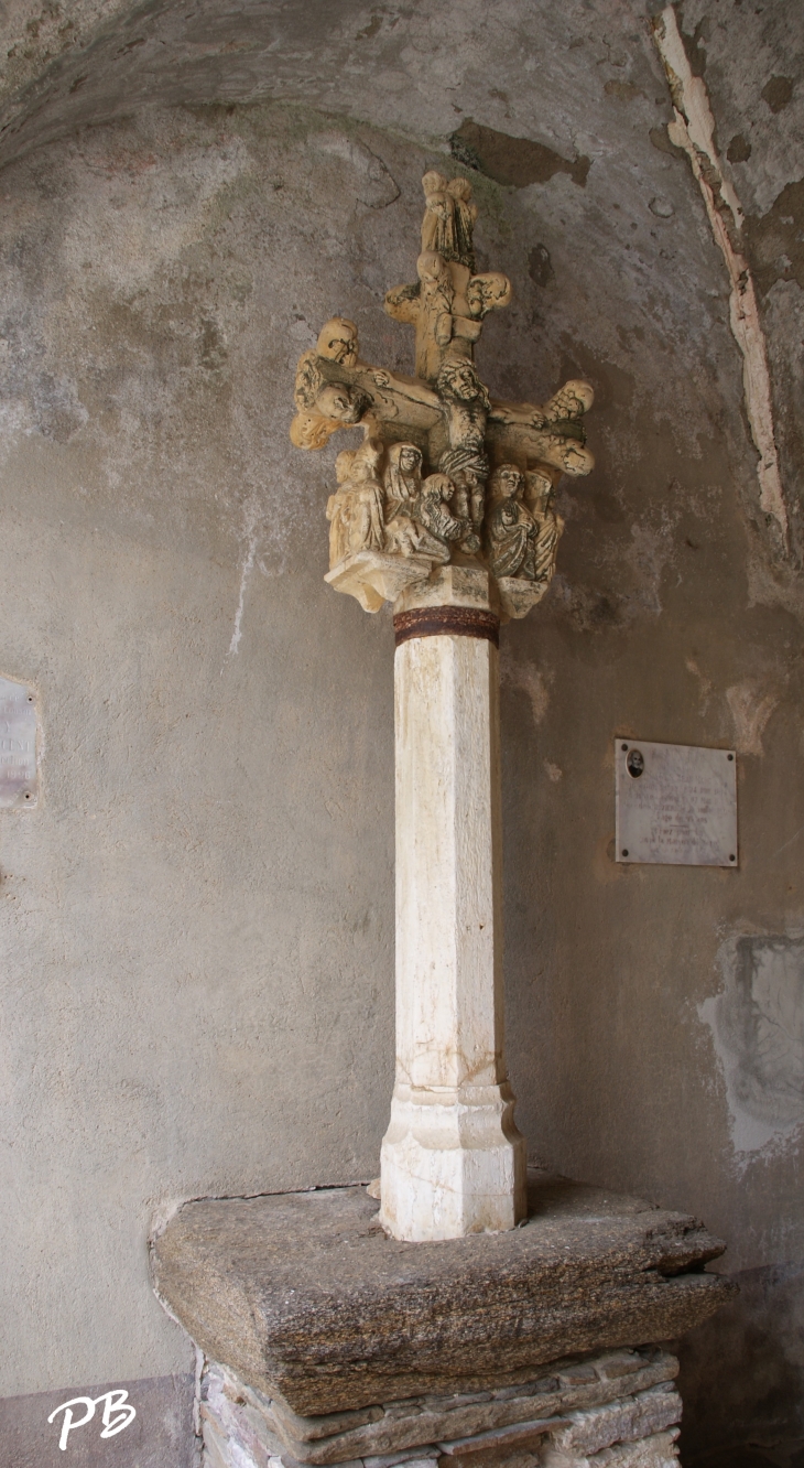 Placée sous le Porche cette croix du 15 Em Siècle classée monument historique provenant du cimetière  - Saint-Vincent-d'Olargues