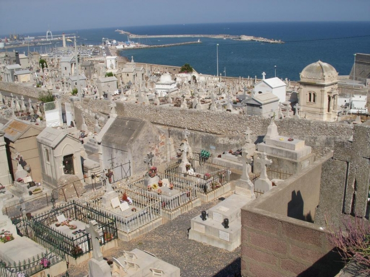 Le cimetière marin cher à Paul VALERY - Sète