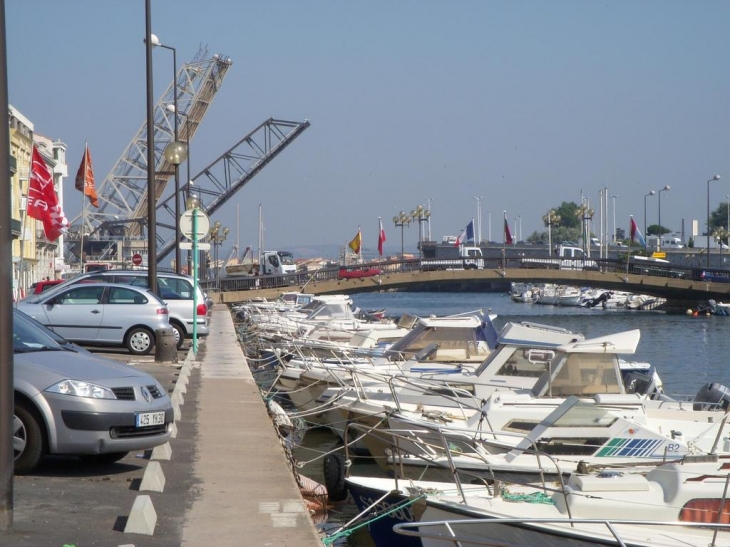 Le quai de Bocs au loin deux ponts levant le deuxième est SNCF - Sète