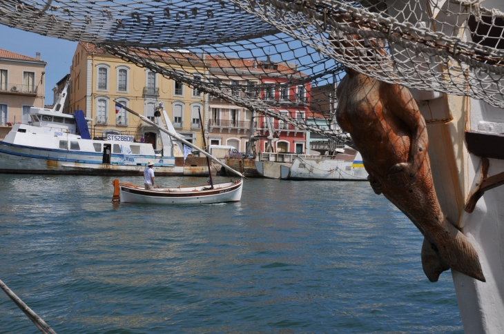 Sète, le petit et le grand bateau de croisière. Même destin, ils vont sur l'eau. Christian Pondeville - créArtiss