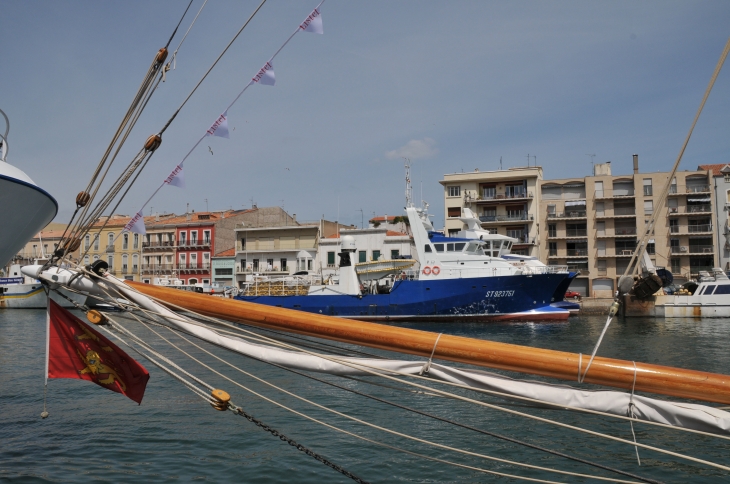 Sète, le vieux gréement à quai regarde le chalutier de métal malheureusement promis à la ferraille. Le vieux bois respire la vie des mers comme une haleine de cétacé plus que centenaire.