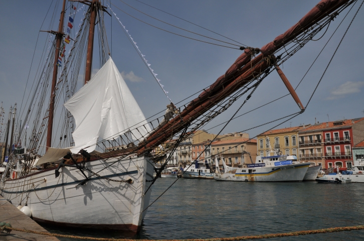 Sète, la goélette taillée pour la course au vent tend sa proue d'oiseau de mer. créArtiss, Christian Pondeville.