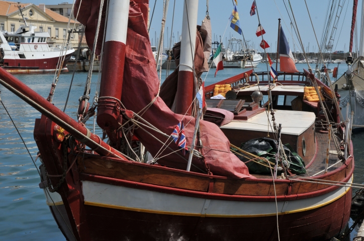 Sète, un vieux bateau à quai qui raconte des voyages de mer, de vagues, d'oiseaux perdus et de terres lointaines. Christian Pondeville, créArtiss.