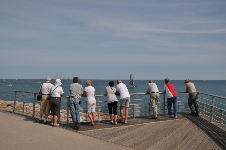 Sète, en de jour de régate, la mer attire les curieux dans la géométrie étrange d'un promontoire. Christian Pondeville, créArtiss.