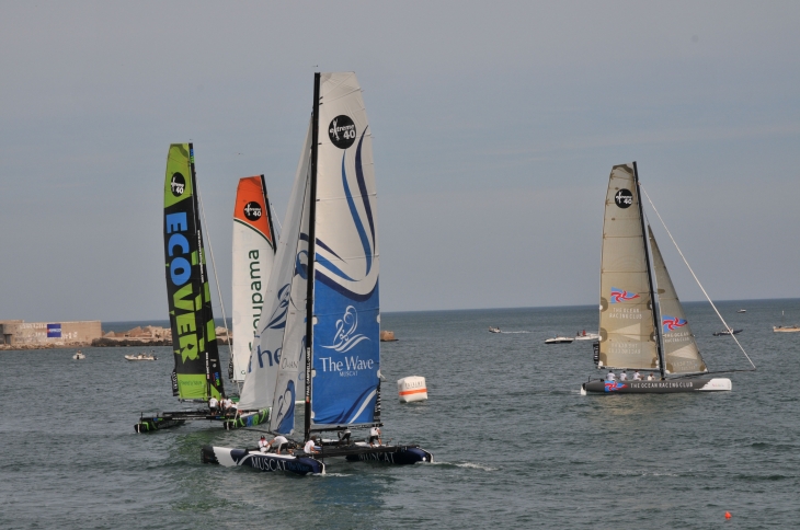 Sète, course racing devant le môle sous les risées du Nord-Ouest. créArtiss.