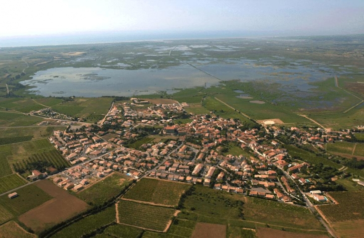 Vue aérienne village, étang, bord de mer - Vendres