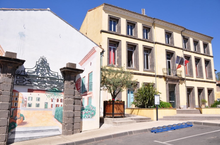 Vias, La Mairie, peinture murale