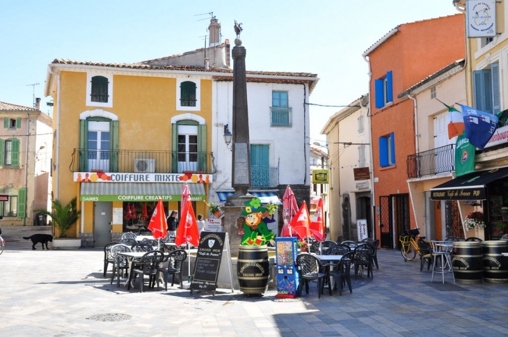 Vias, Monument sur la place du marché