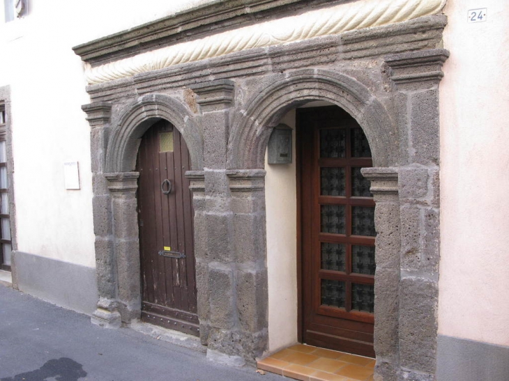 Vias, vieilles portes, rue Carnot