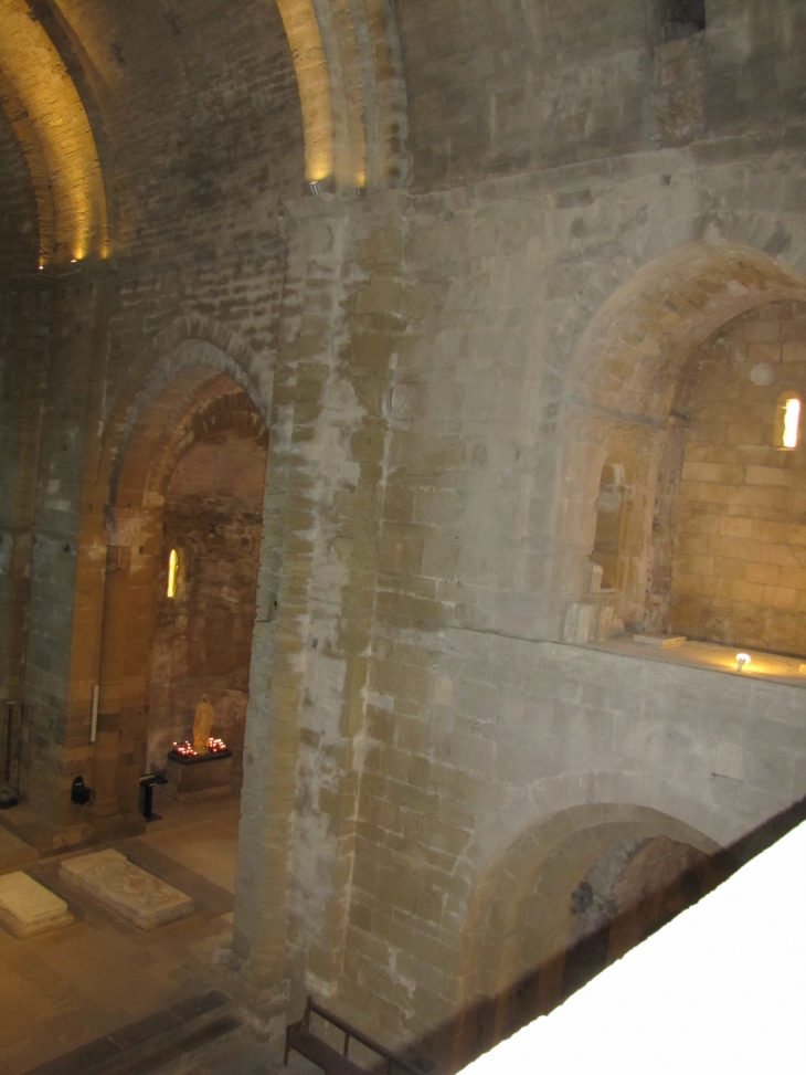 -cathedrale-fortifiee-st-pierre-de-maguelone-en-etat-de-renovation.  - Villeneuve-lès-Maguelone