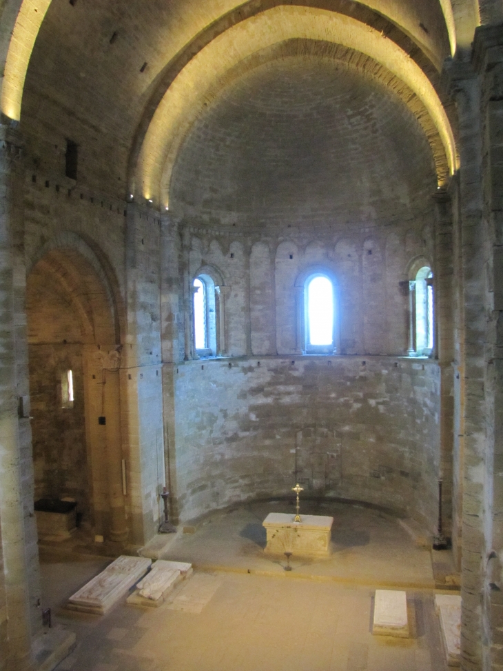 La mesure démesurée de cette cathédrale appelle le respect et rend le visiteur humble et reconnaissant de tant de beauté dans le dénuement. - Villeneuve-lès-Maguelone