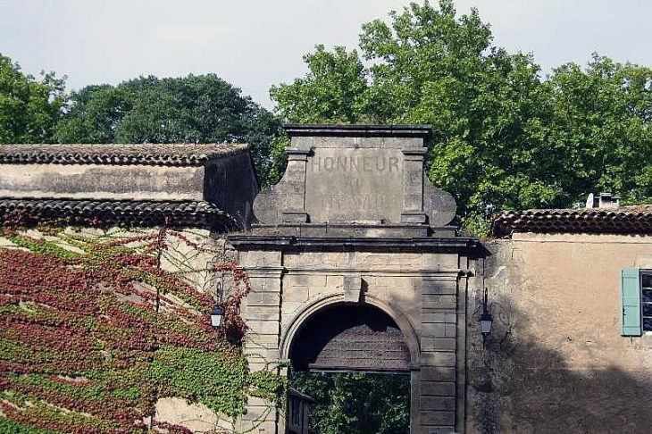 L'entrée de la manufacture et sa devise  - Villeneuvette