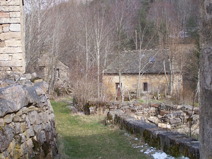 Le mas planti (côté moulin) - Allenc