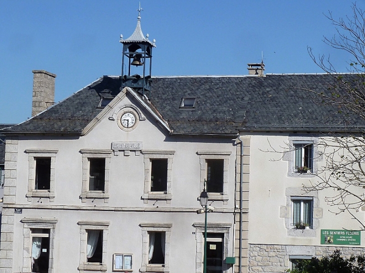 L'hôtel de ville. Le 1er Janvier 2017, les communes Aumont-Aubrac, La Chaze-de-Peyre,  Fau-de-Peyre, Javols,  Sainte-Colombe-de-Peyre, Saint-Sauveur-de-Peyre ont fusionné pour former la nouvelle commune Peyre en Aubrac