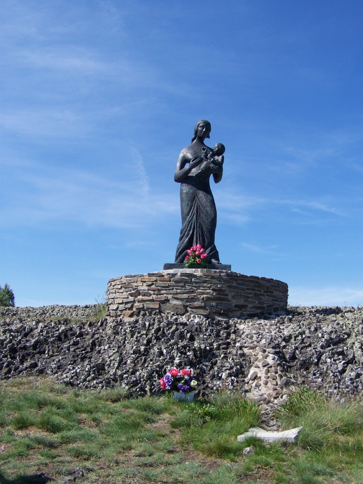 éminence basaltique de Cheylaret, statue de Marie d'Aubrac  - Chauchailles