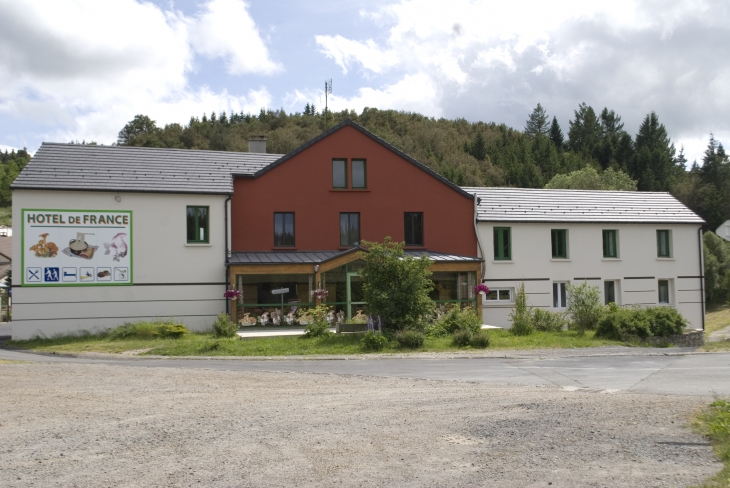 Restaurant , hôtel avec de belles chambres spacieuses - Chaudeyrac