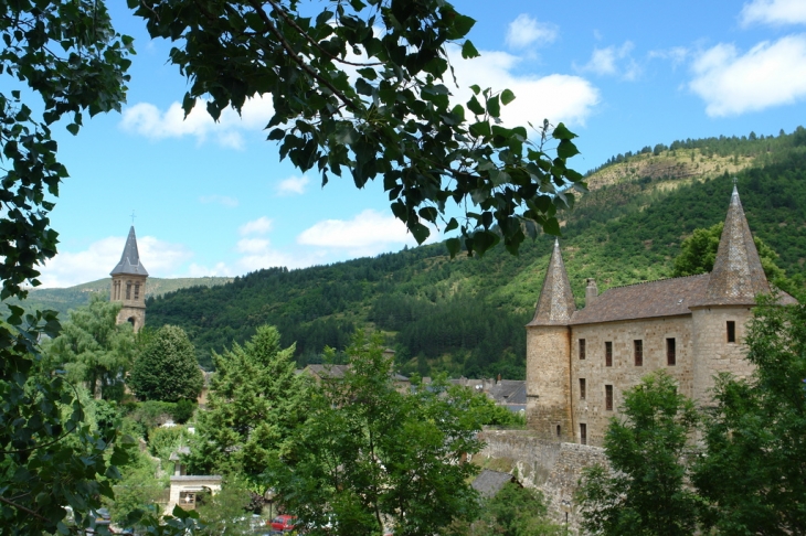 Le chateau et le clocher de l'Eglise - Florac