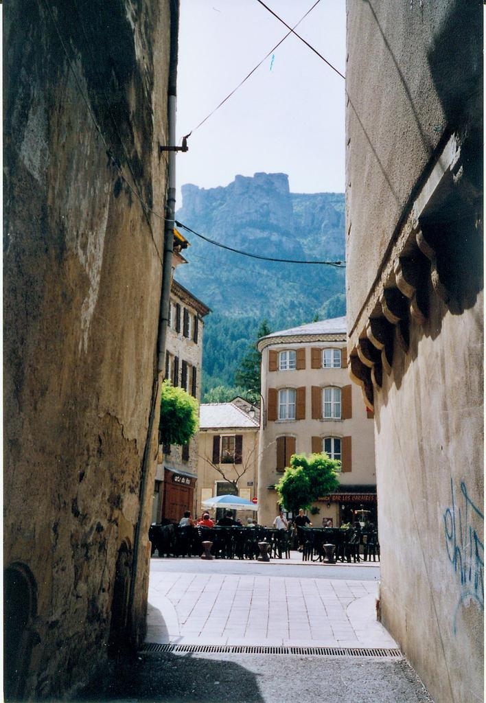 Place de la Mairie et vue des Causses - Florac