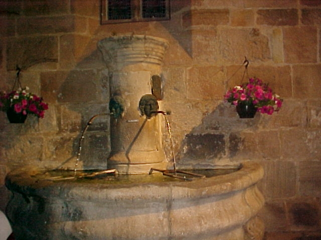 Fontaine de la place au blé - La Canourgue