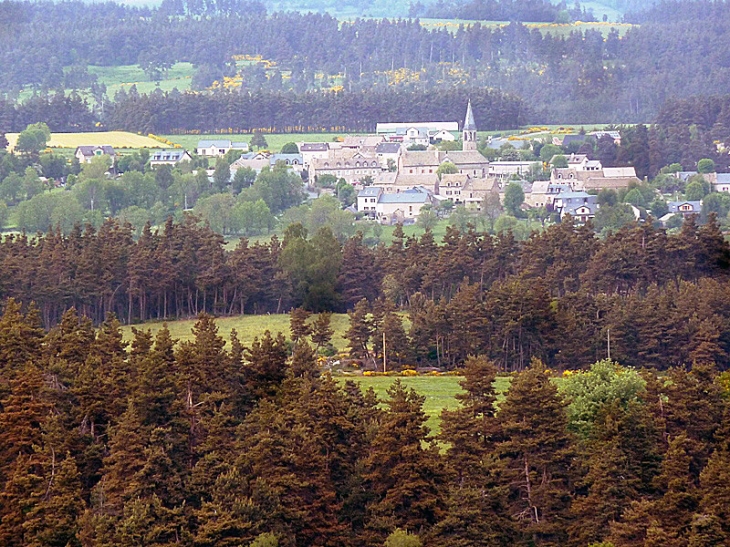 Le village vu de loin. Le 1er Janvier 2017, les communes Aumont-Aubrac, La Chaze-de-Peyre,  Fau-de-Peyre, Javols,  Sainte-Colombe-de-Peyre, Saint-Sauveur-de-Peyre ont fusionné pour former la nouvelle commune Peyre en Aubrac