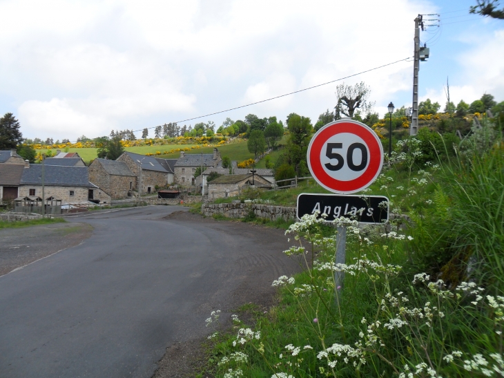 Entrée sud d'anglars - La Fage-Montivernoux