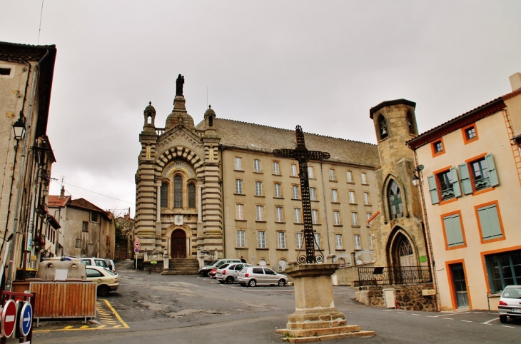 La Chapelle des Pénitents sur la droite et la Chapelle du Couvent au fond - Langogne