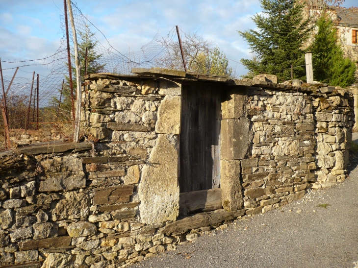 Mur en pierres sèches, portillon couvert. - Le Bleymard