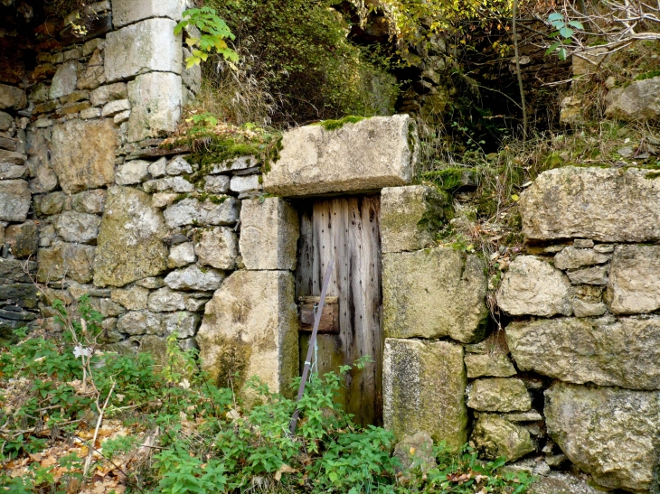 Porte de jardin , encadrement en pierres de taille calcaires. - Le Bleymard