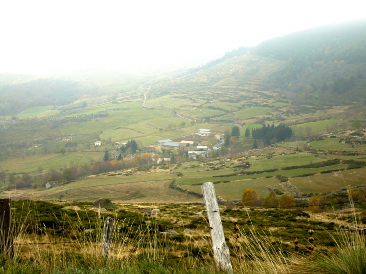 Vue-de-la-d20-sur-une-ferme du Mont Lozère. - Le Pont-de-Montvert