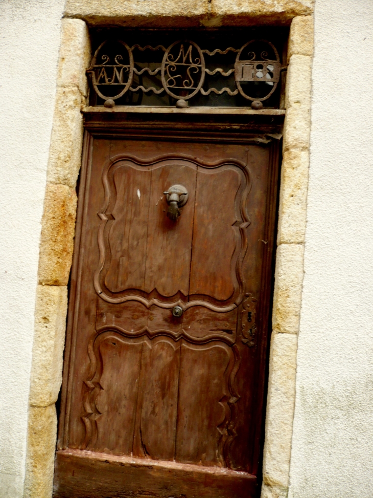 Porte ouvrée d'une maison du village. - Le Pont-de-Montvert