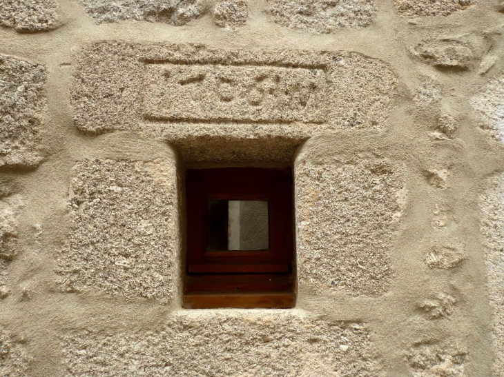 Détail de linteau en granit, sculté. - Le Pont-de-Montvert