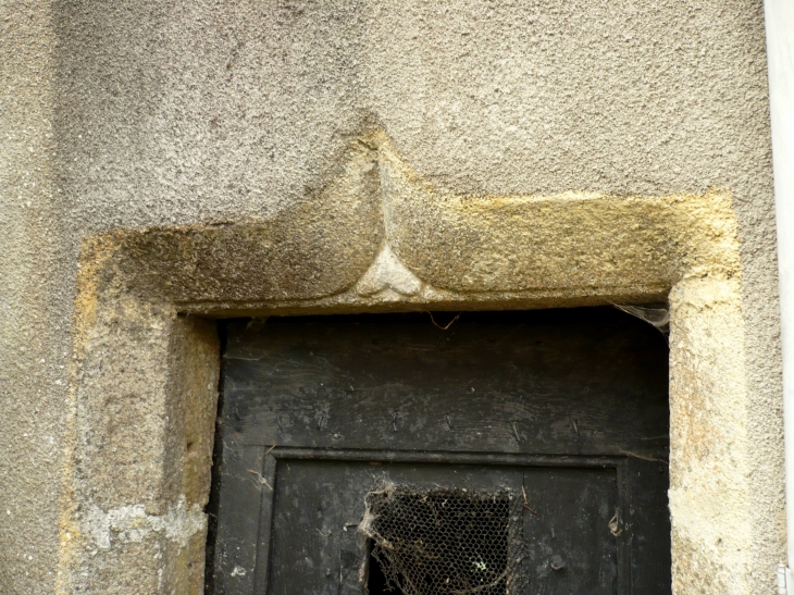 Détail : Linteau de porte en granit. - Le Pont-de-Montvert