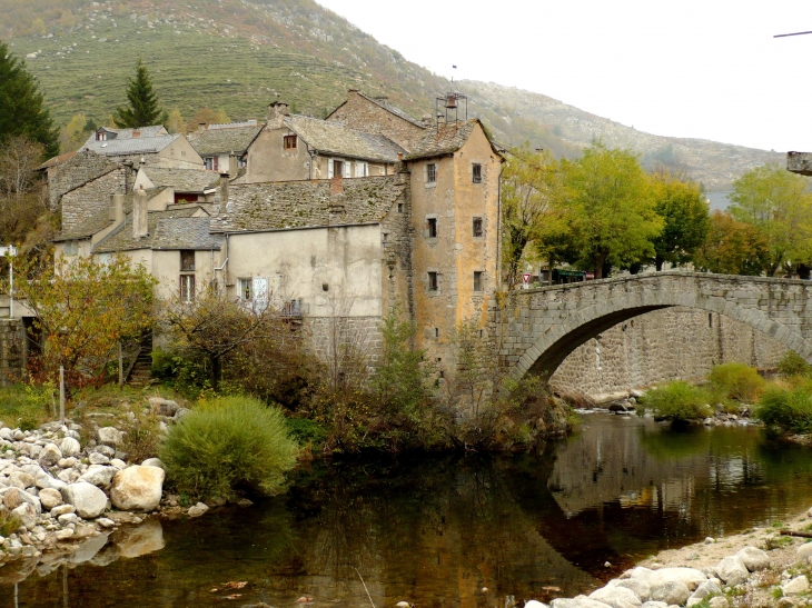 Le Pont de Montvert sur le Tarn. Vue sur le Beffroi. - Le Pont-de-Montvert