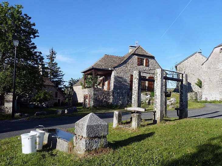 L'abreuvoir et le métier à ferrer - Marchastel