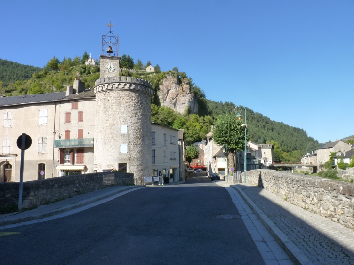 Le pont et la tour  Crédit : André Pommiès - Meyrueis