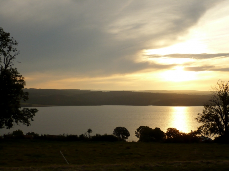 Le Soleil se couche sur le Lac de Naussac.